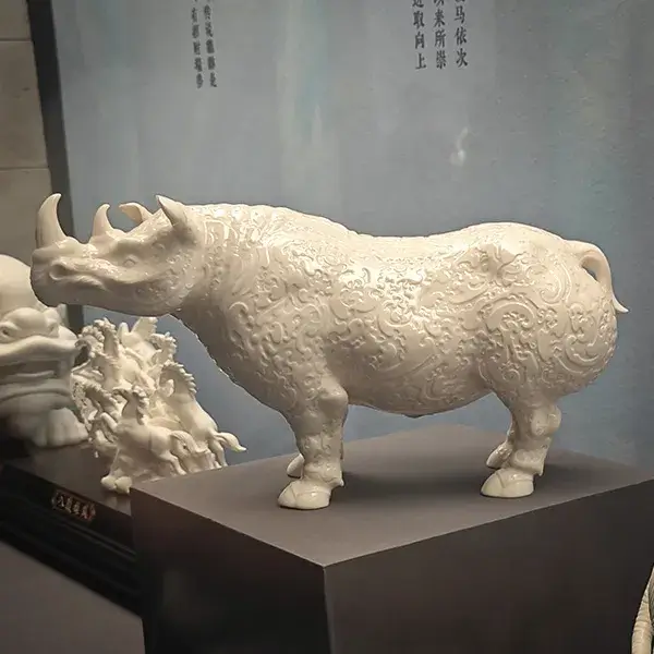 云纹“白瓷”犀尊