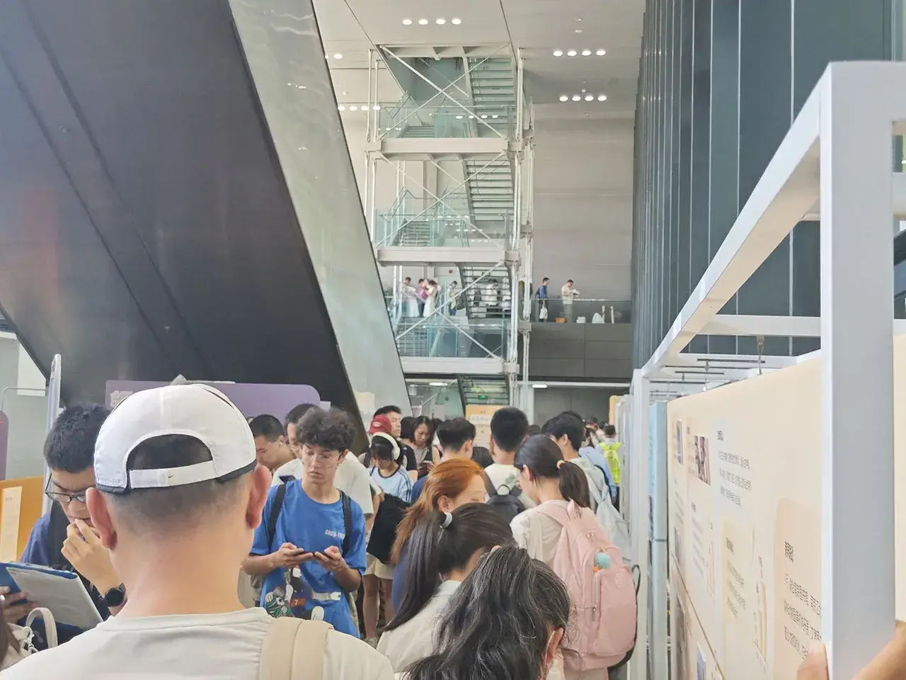 进来接着排！