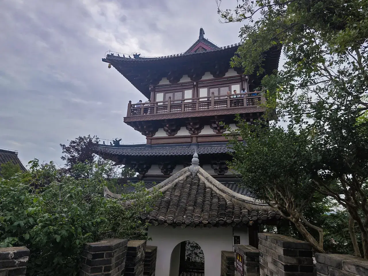 何处望神州？
