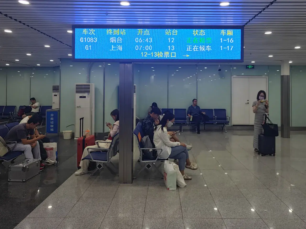 我和你吻别，在都是人的街~
