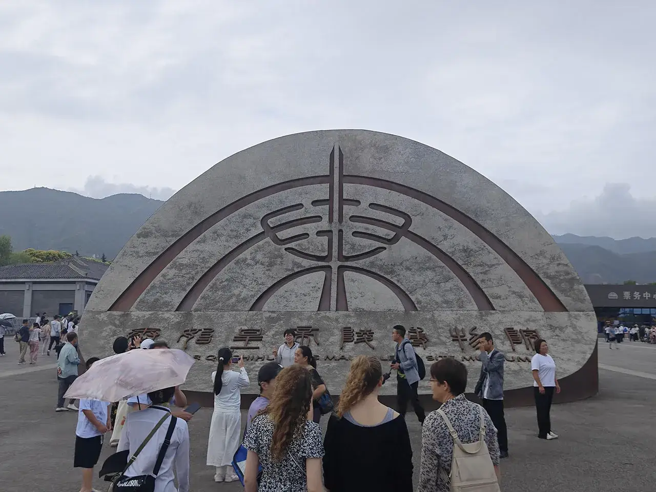 血染万里黄沙，今朝谁家天下？
