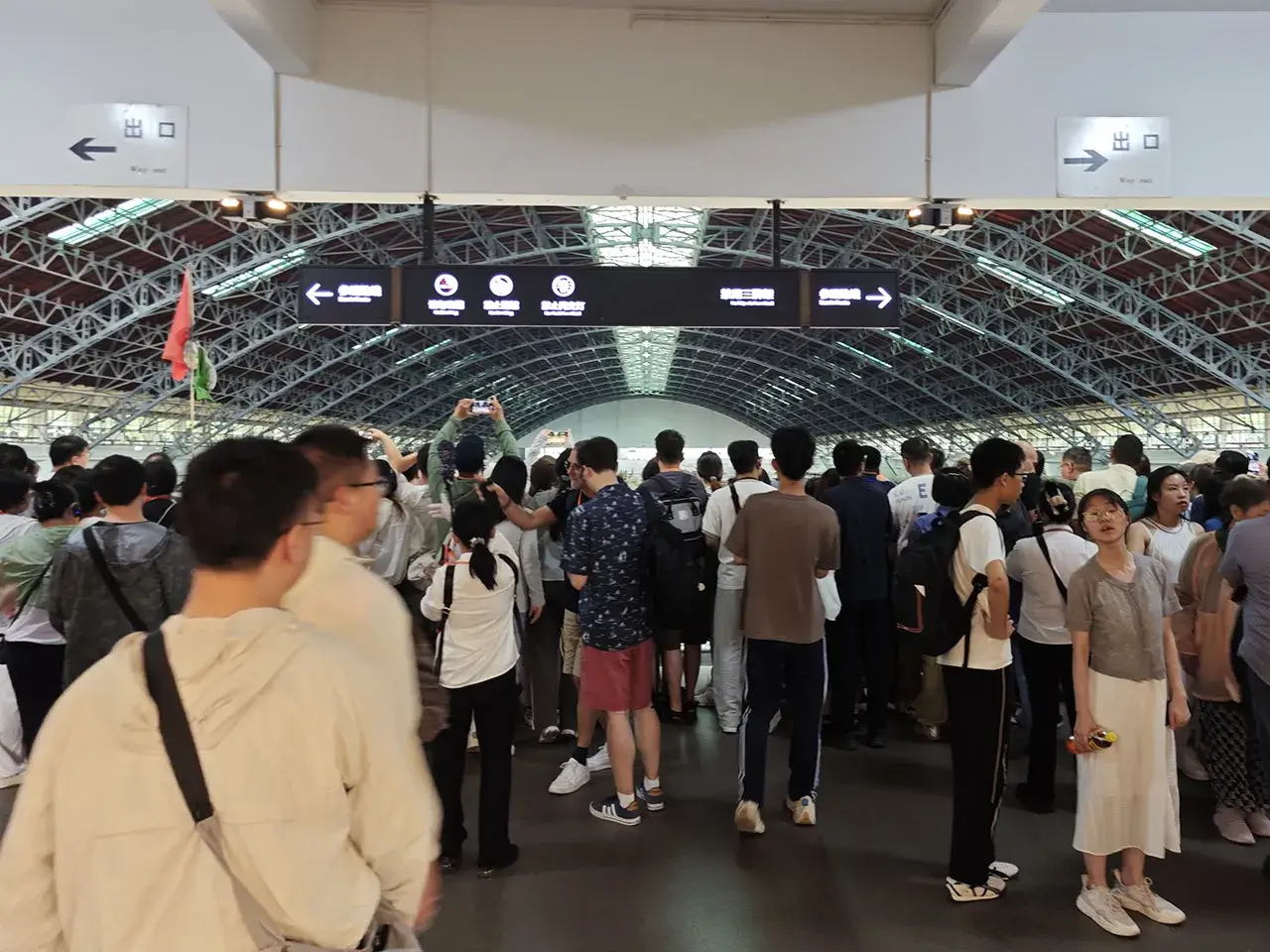 我觉得天安门南京路海心沙都没有这么挤！