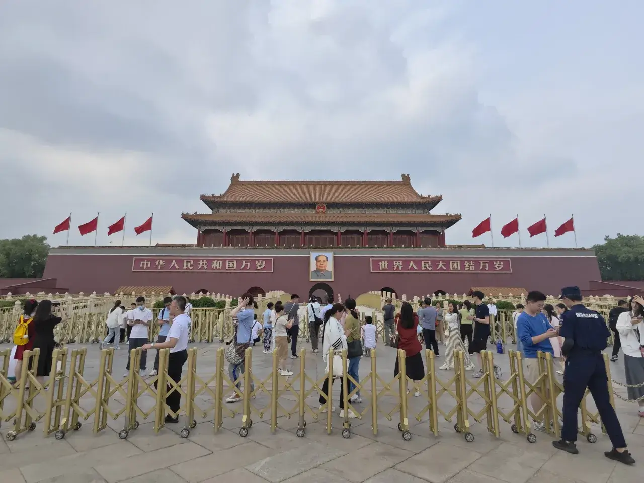 我爱北京天安门，天安门上太阳升！