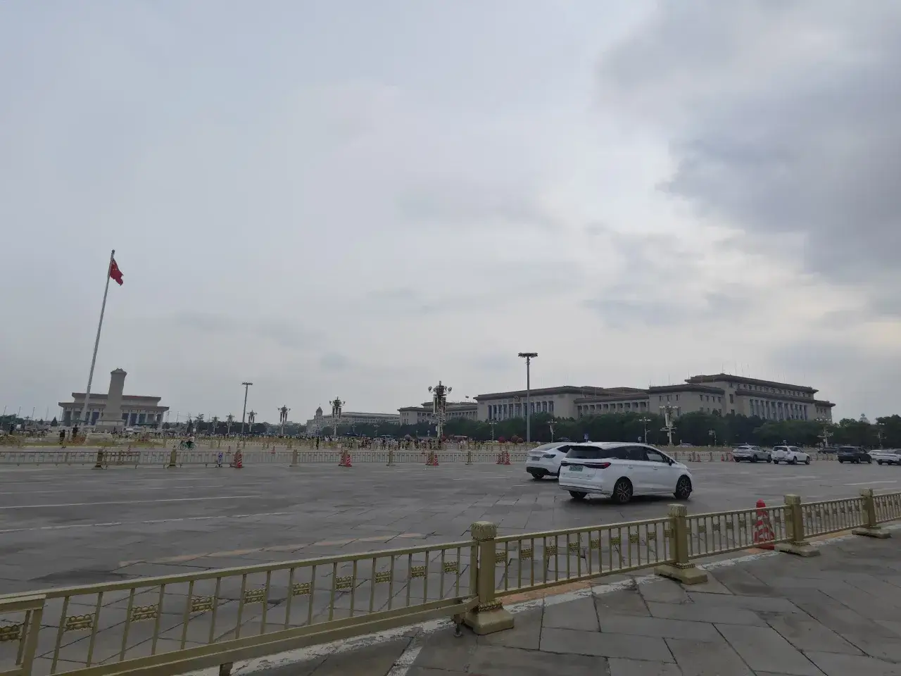 伟大领袖毛主席，指引我们向前进！