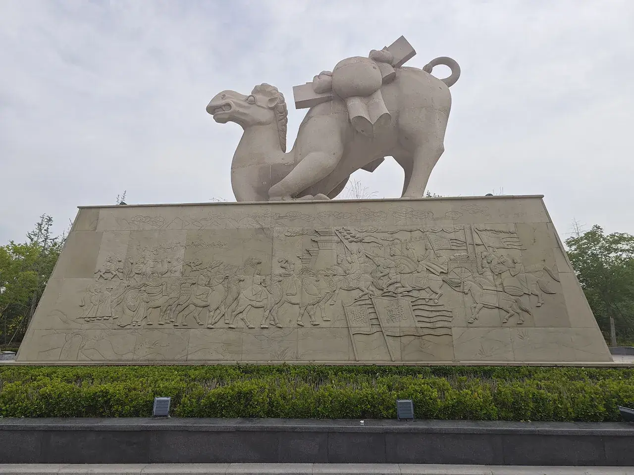 一边贸易，一边乱战