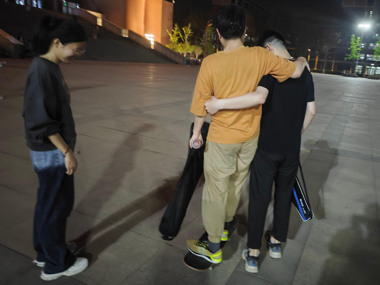 勾肩搭背的 pro 哥