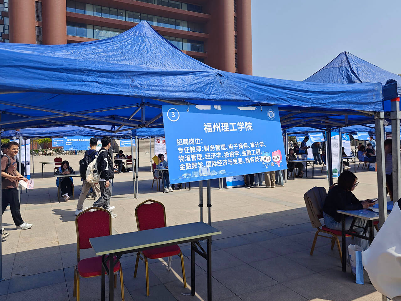 搁这占坑不拉屎呢