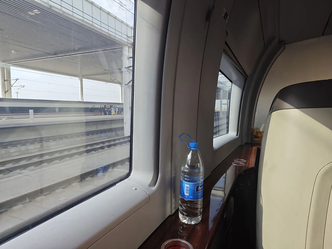 跟商务座一个车厢!