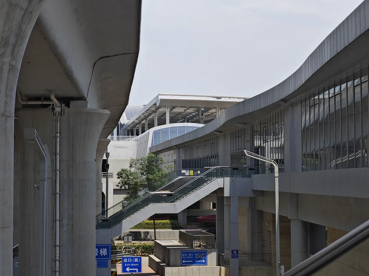 超多超大进站口!