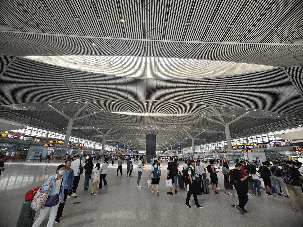 据说这也是亚洲最大高铁站