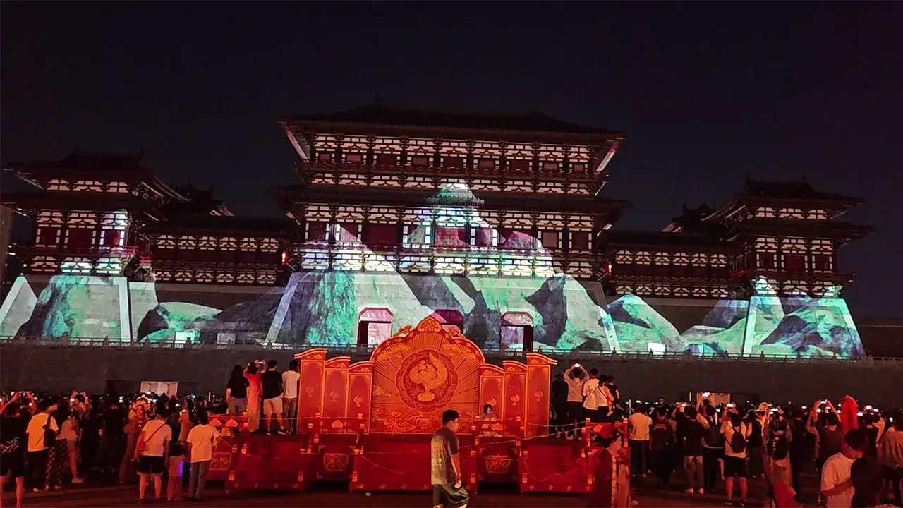 黄河之水从山间奔涌而来,孕育了中华儿女