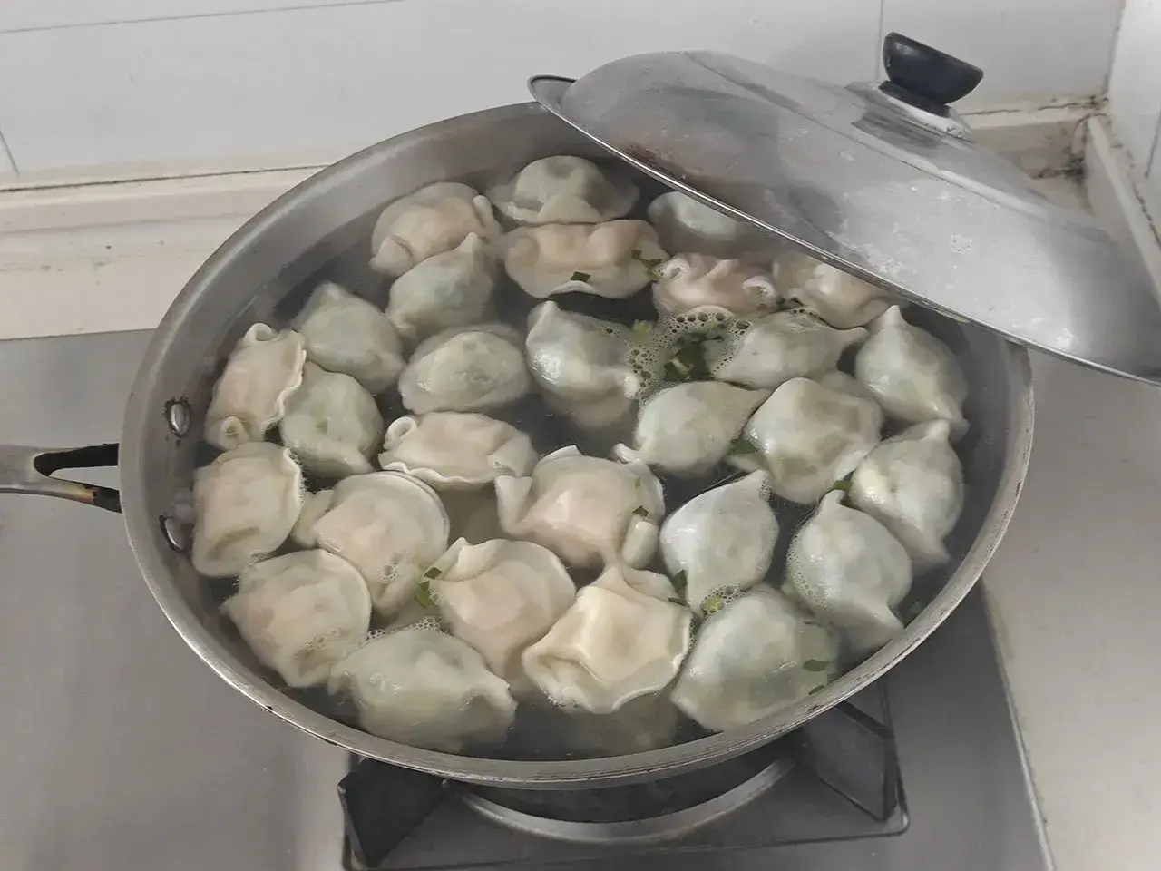 煮水饺中...