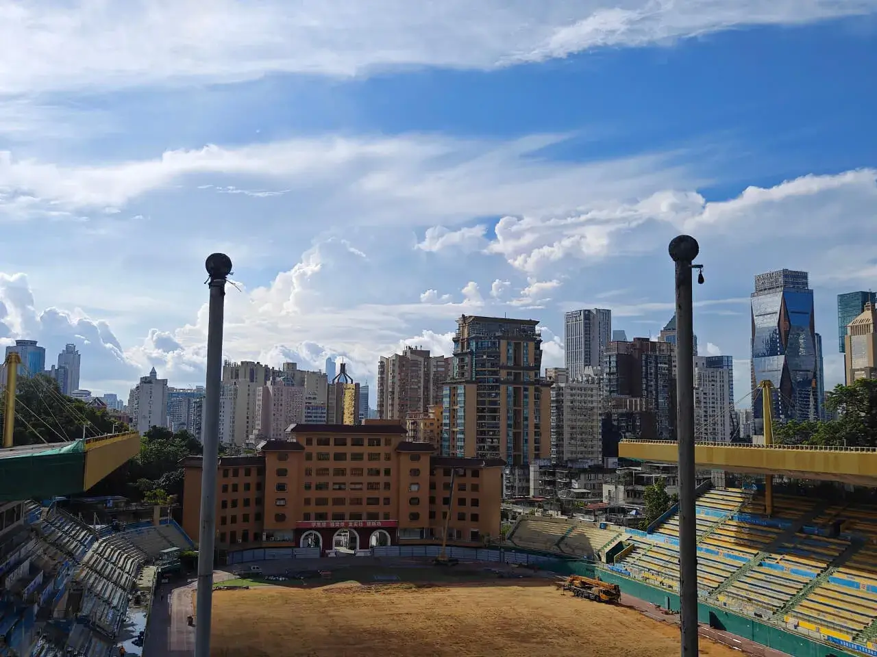 这个体育场感觉有点衰败