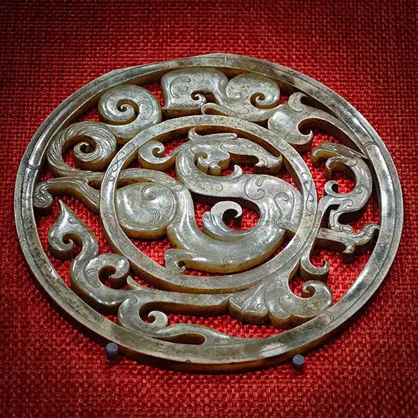 龙凤纹重环玉佩