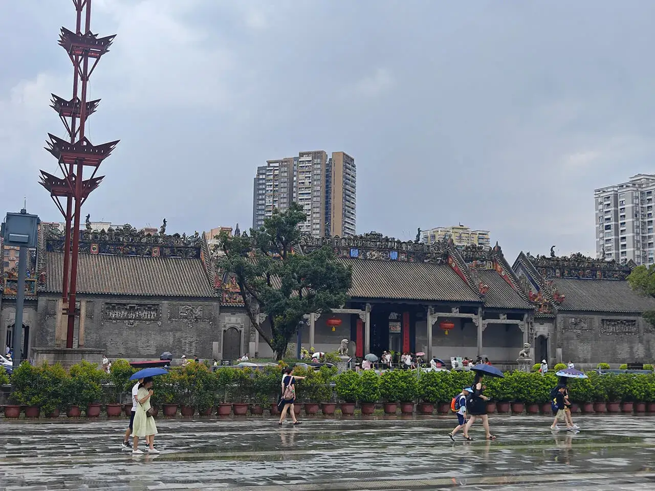 好消息各位!一出门就雨停了!