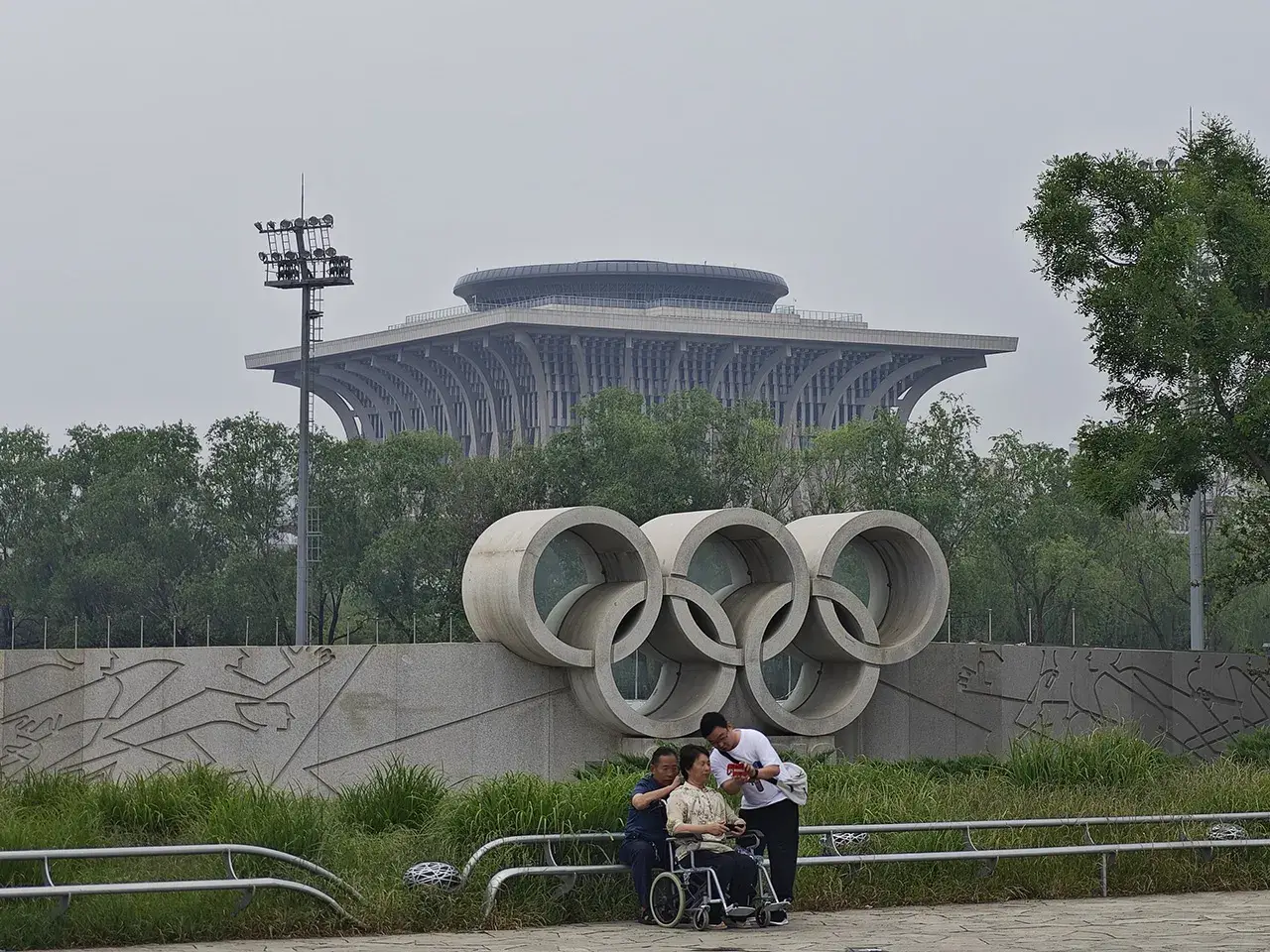 远处是中国考古博物馆