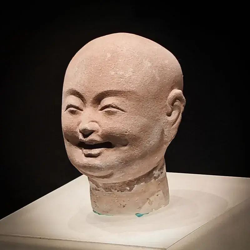 红砂石笑面罗汉头像