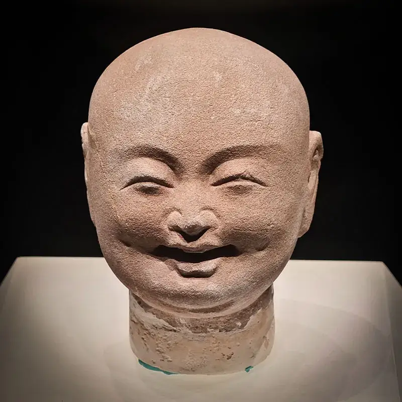 红砂石笑面罗汉头像